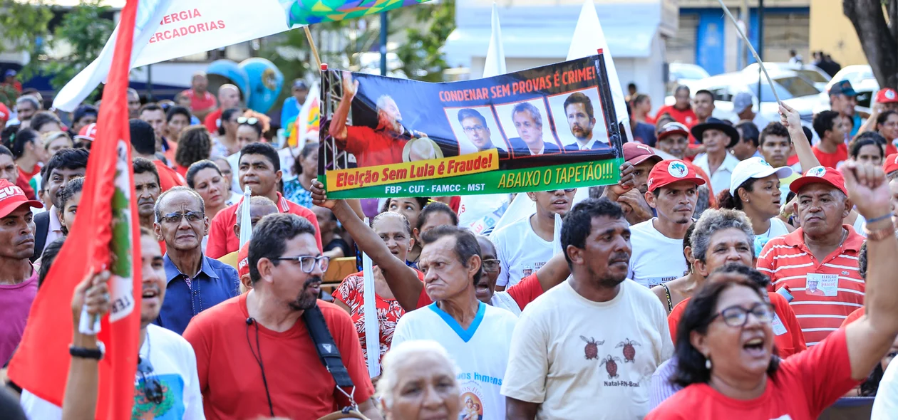 Várias pessoas presentes em ato a favor de Lula