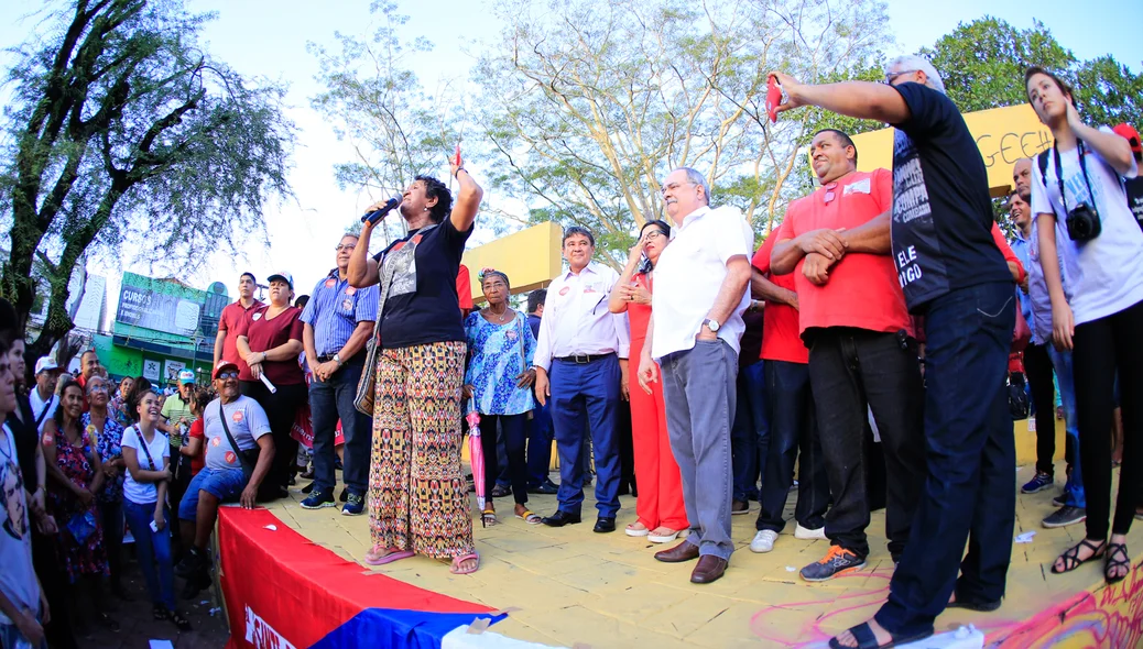 Wellington Dias no palanque com militantes do PT