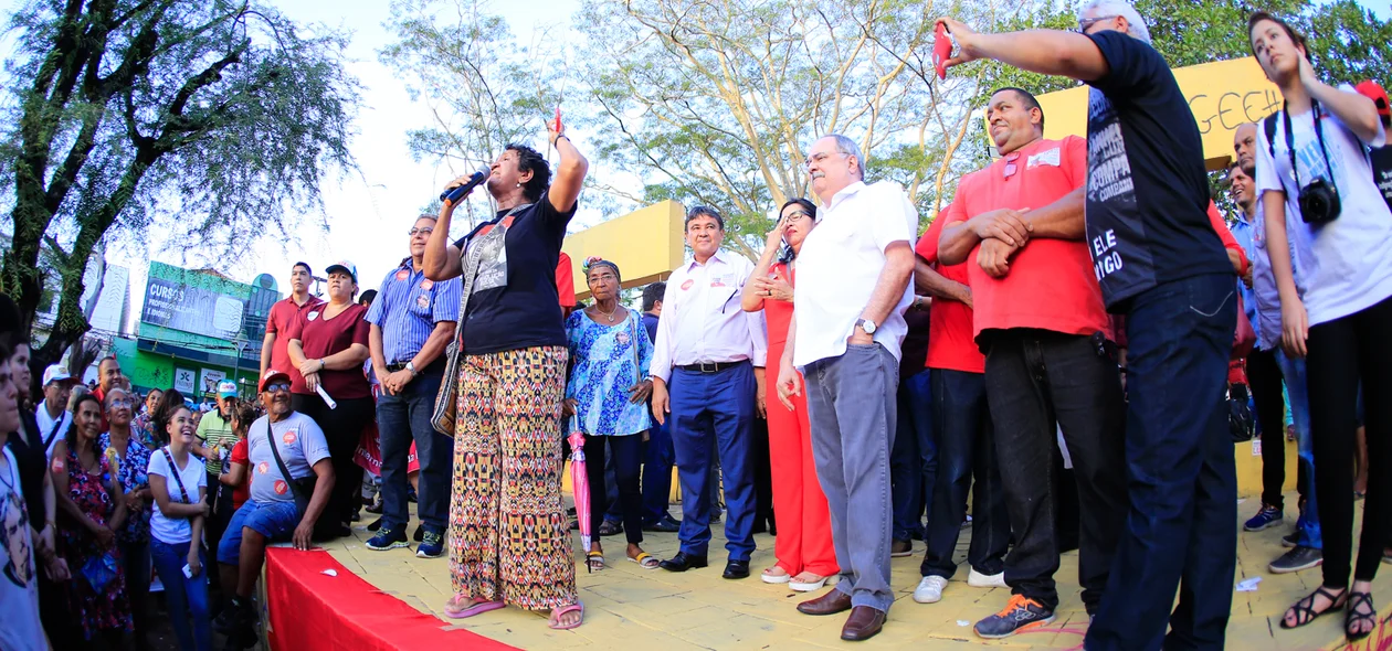 Wellington Dias no palanque com militantes do PT