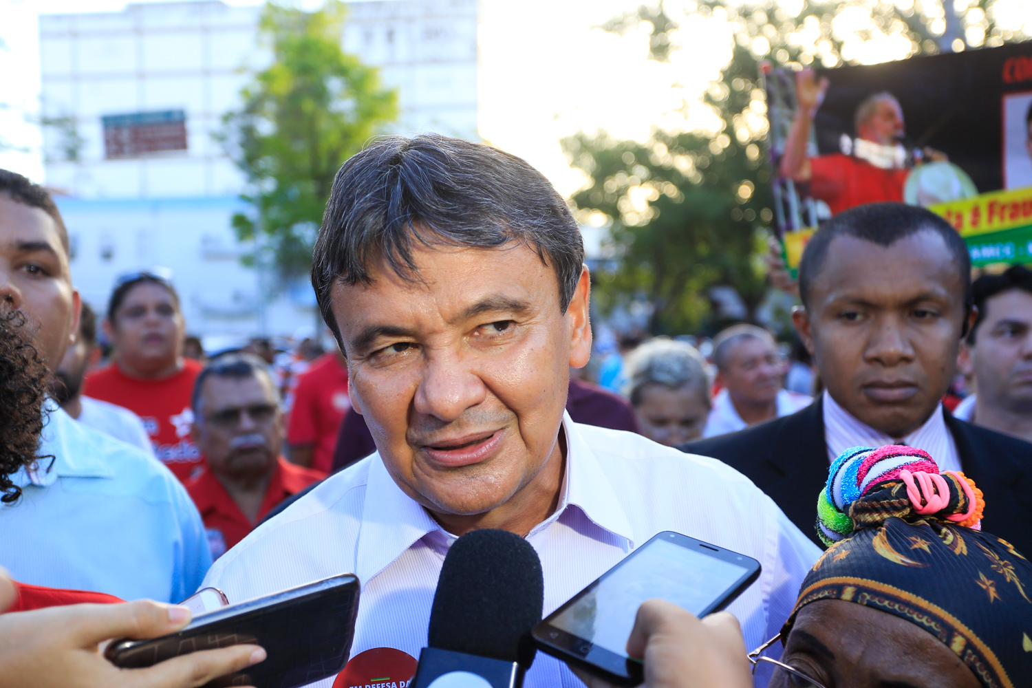 Wellington Dias em entrevista à imprensa durante manifestação