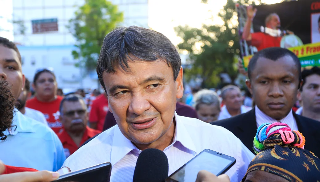 Wellington Dias em entrevista à imprensa durante manifestação