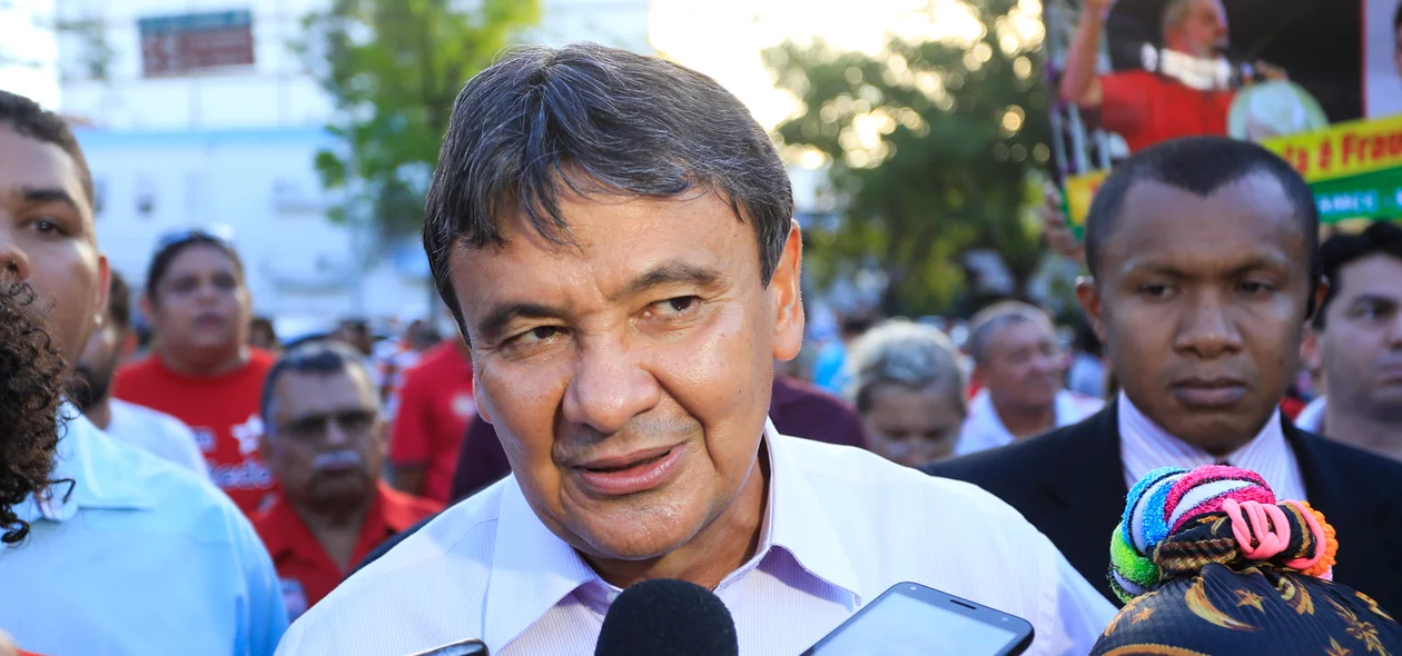 Wellington Dias em entrevista à imprensa durante manifestação