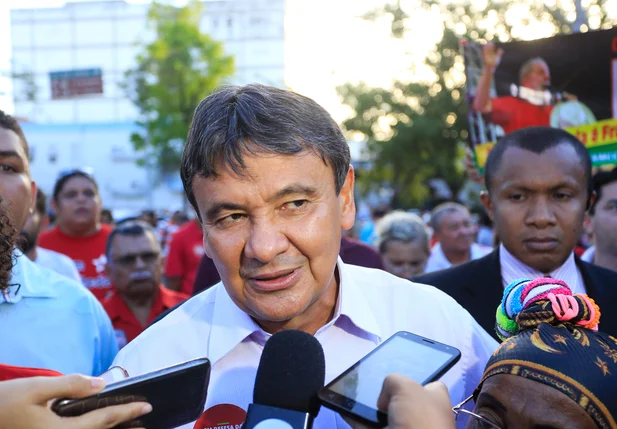 Wellington Dias em entrevista à imprensa durante manifestação
