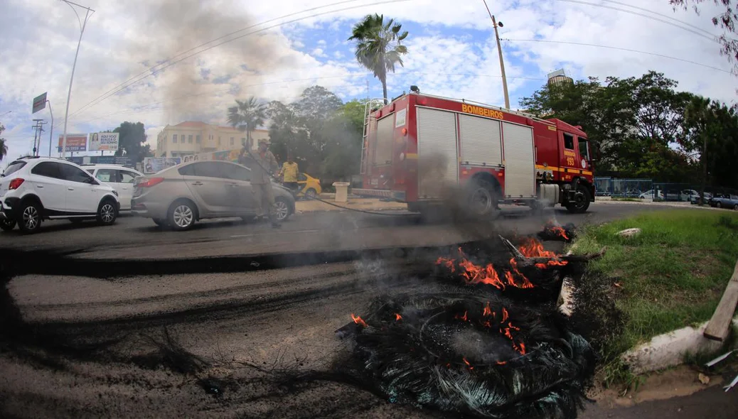 Após atear fogo em pneus, manifestantes seguiram para o prédio da Prefeitura de Teresina.