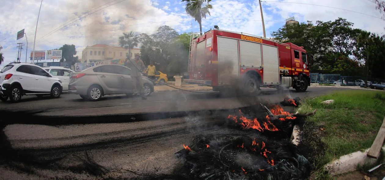 Após atear fogo em pneus, manifestantes seguiram para o prédio da Prefeitura de Teresina.