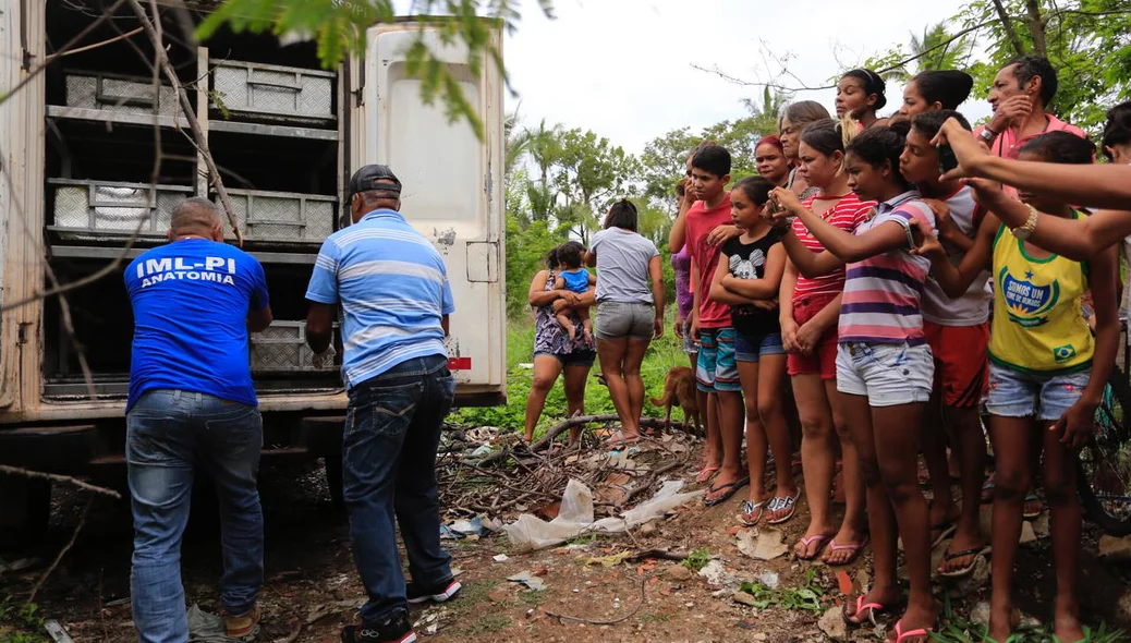 Curiosos se aglomeram ao redor do carro do IML