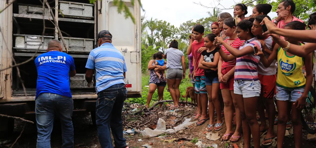 Curiosos se aglomeram ao redor do carro do IML