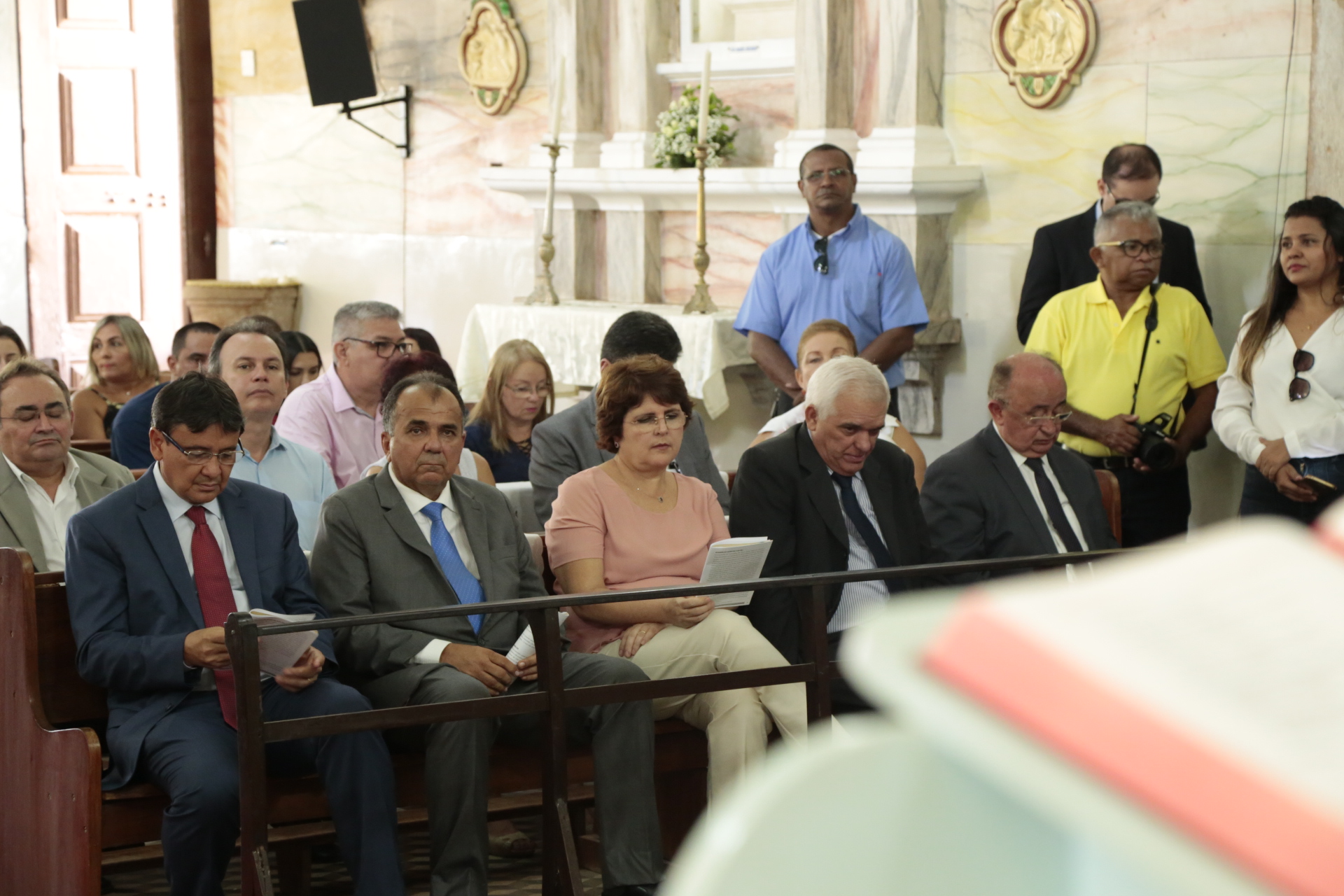 Governador Wellington Dias durante a missa