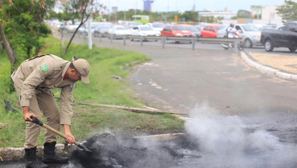 Manifestantes atearam fogo em pneus 