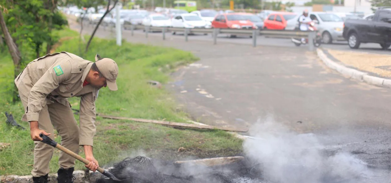 Manifestantes atearam fogo em pneus 
