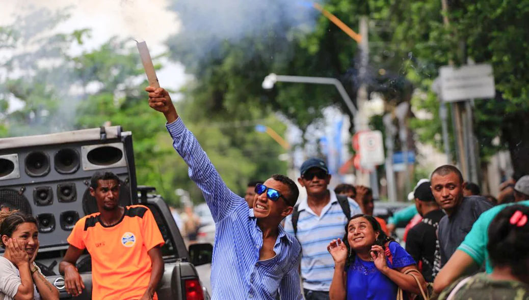 Manifestantes soltando foguete 