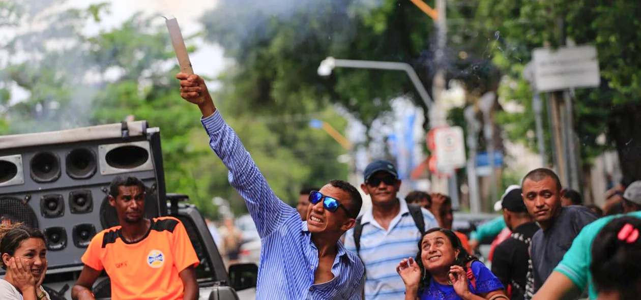 Manifestantes soltando foguete 