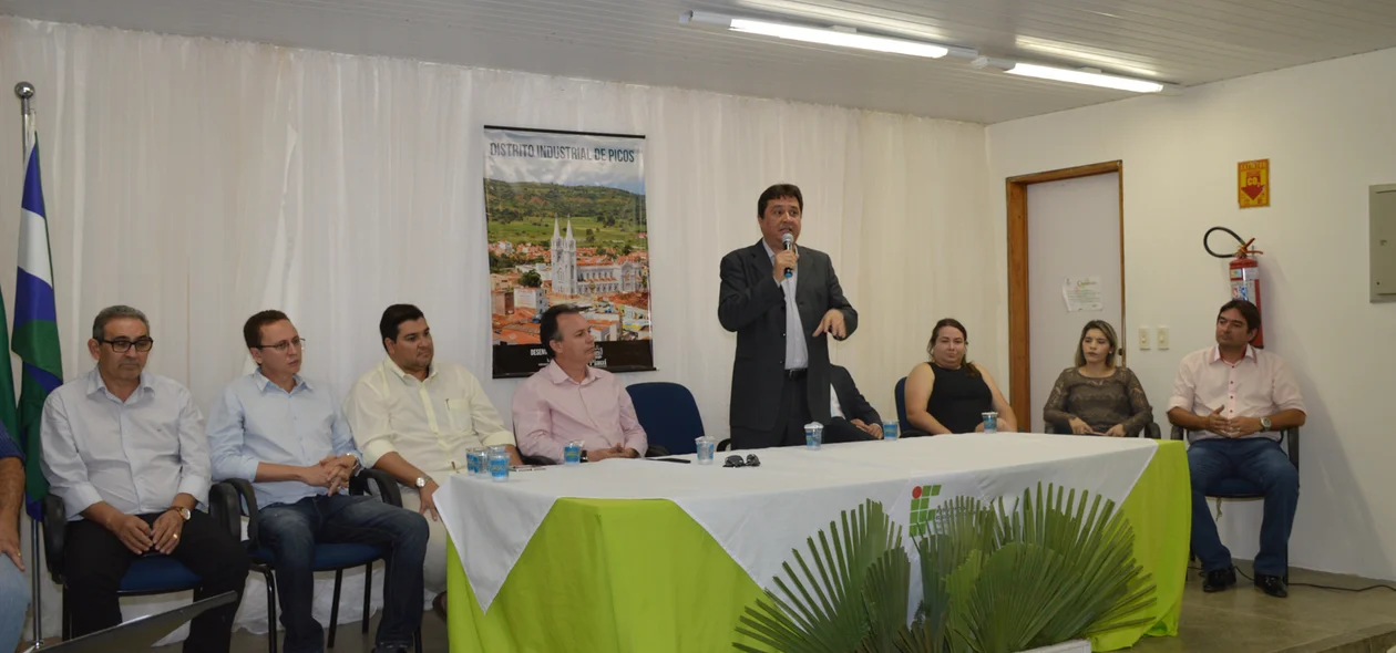 Nerinho discute com empresários regularização do Distrito Industrial de Picos