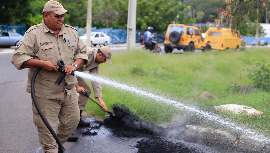 O Corpo de Bombeiros foi acionado para apagar as chamas