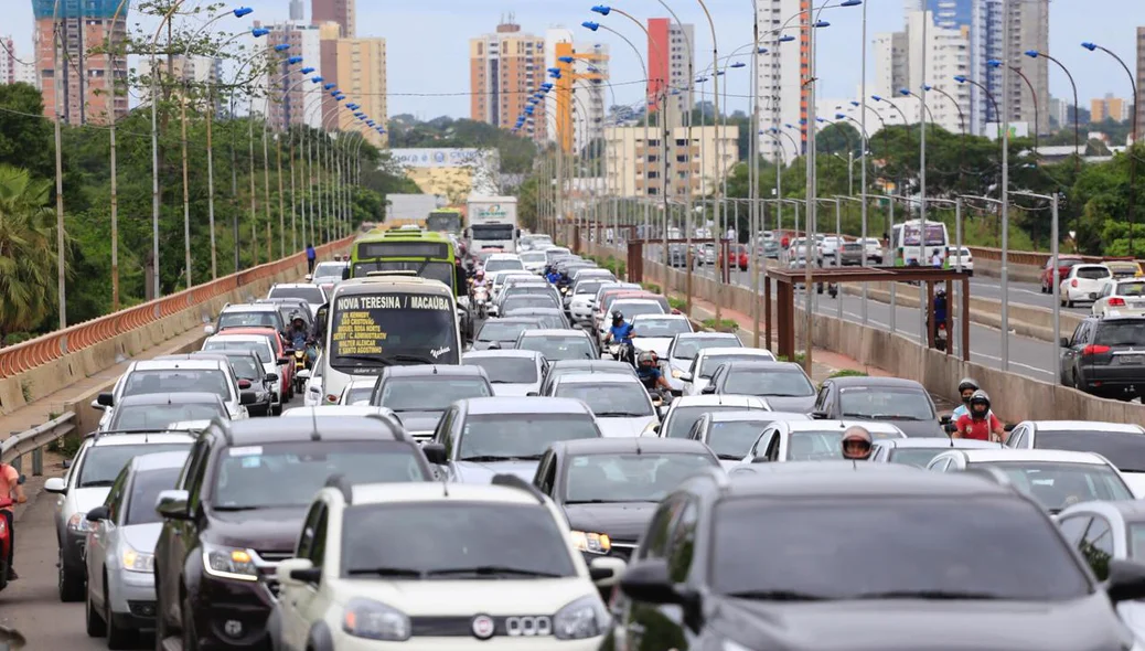 O trânsito ficou lento na ponte Juscelino Kubitschek