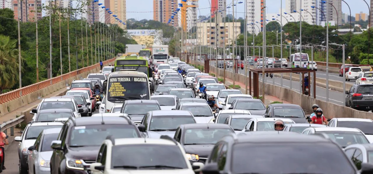 O trânsito ficou lento na ponte Juscelino Kubitschek
