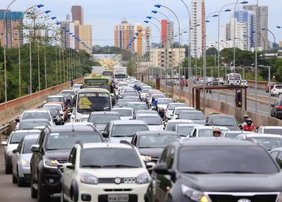 O trânsito ficou lento na ponte Juscelino Kubitschek