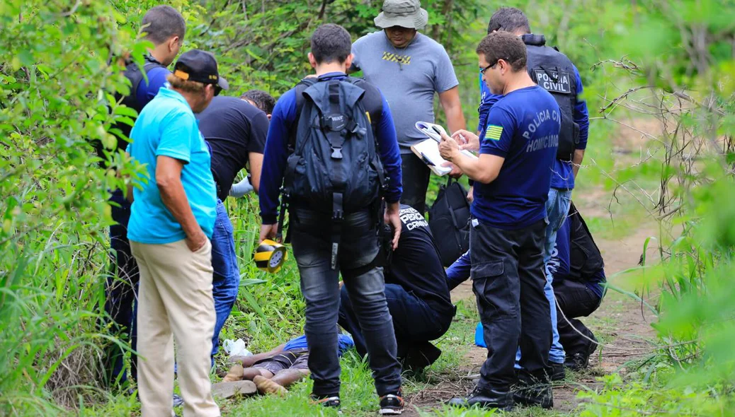 Policiais da Delegacia de Homicídios foram até o local