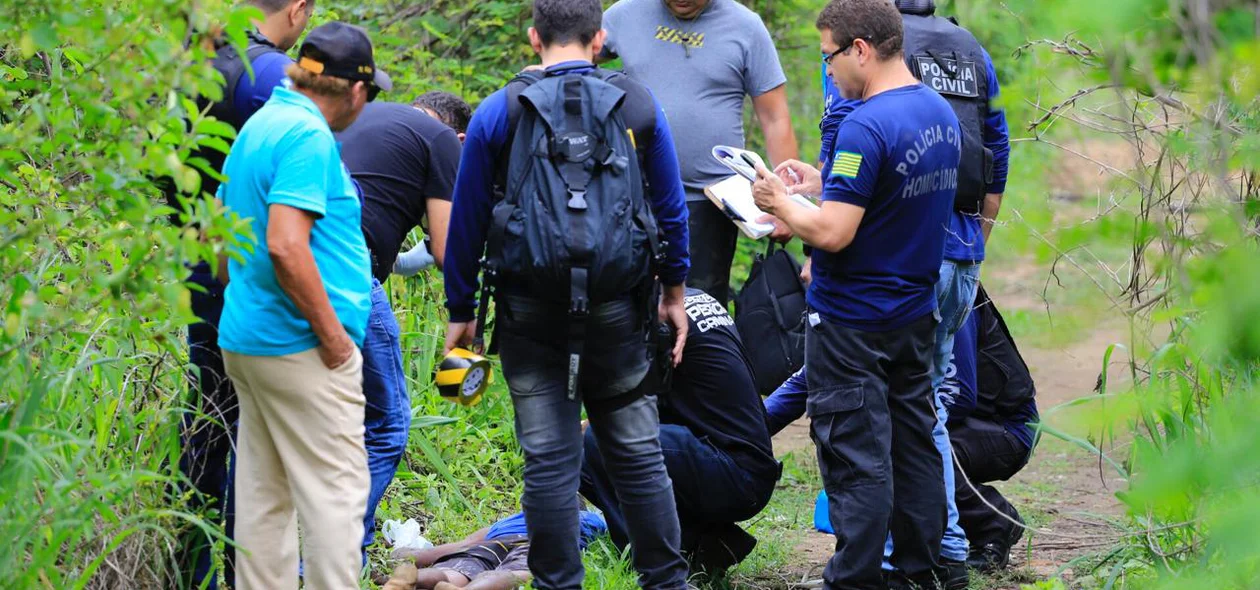 Policiais da Delegacia de Homicídios foram até o local