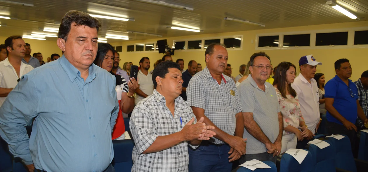 Vereadores picoenses prestigiam encontro