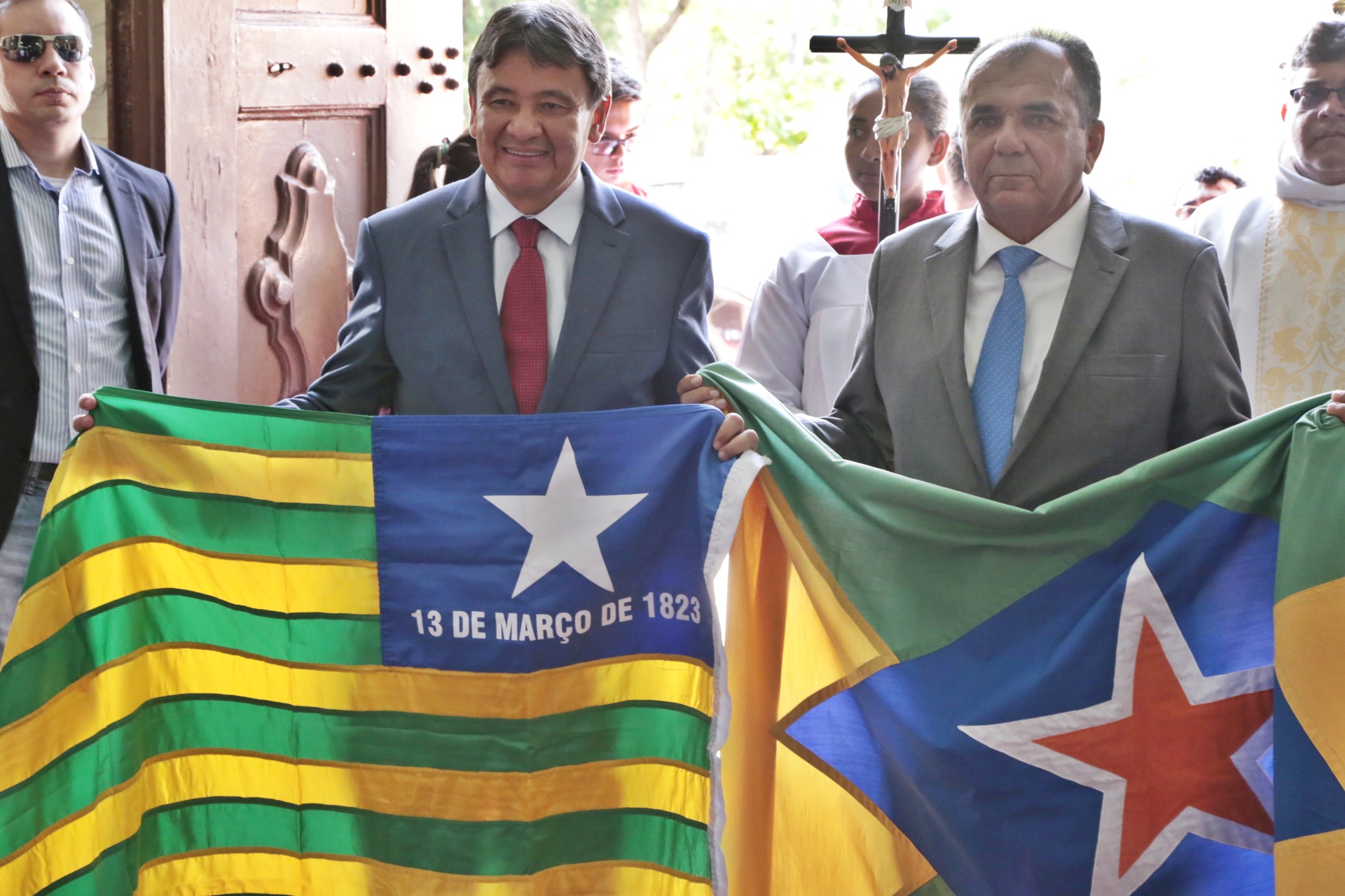Wellington Dias carrega bandeira do Piauí ao lado do prefeito de Piracuruca, Raimundo Alves