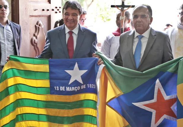 Wellington Dias carrega bandeira do Piauí ao lado do prefeito de Piracuruca, Raimundo Alves