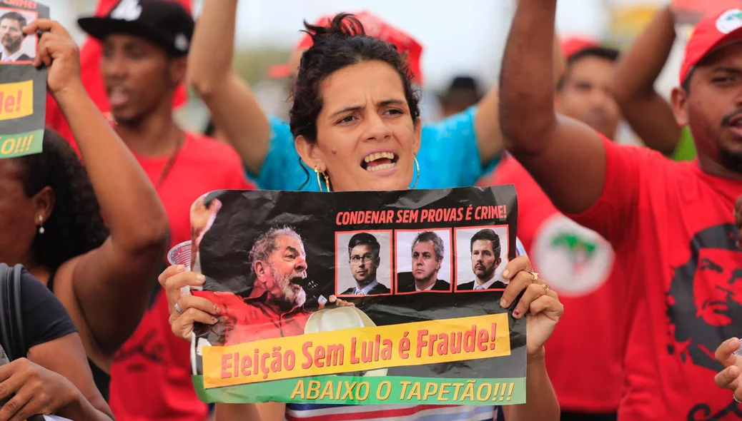 Apoiadores de Lula realizaram ato na avenida Miguel Rosa