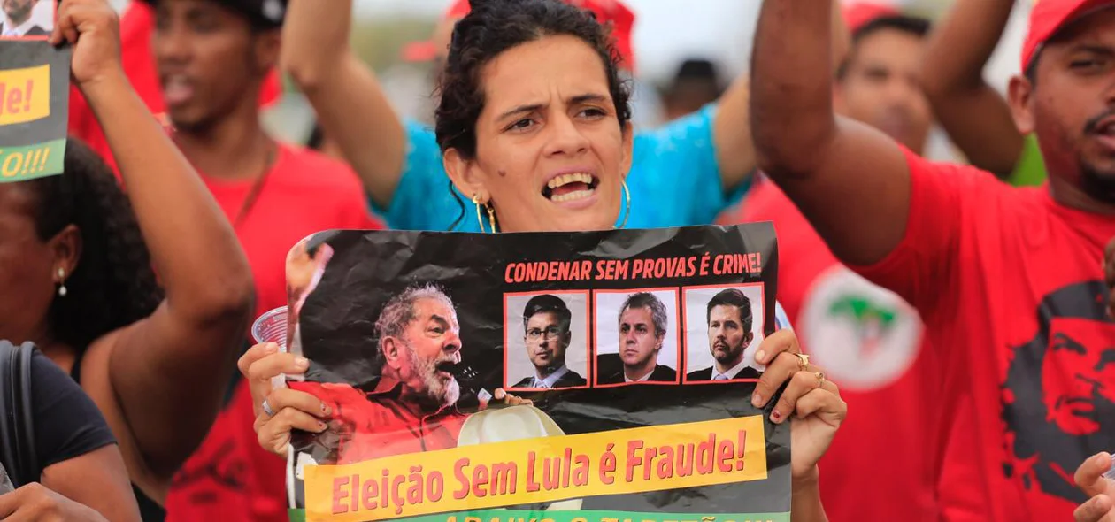 Apoiadores de Lula realizaram ato na avenida Miguel Rosa