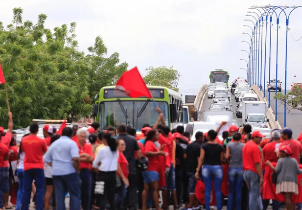 Manifestantes realizam ato contra condenação de Lula em Teresina