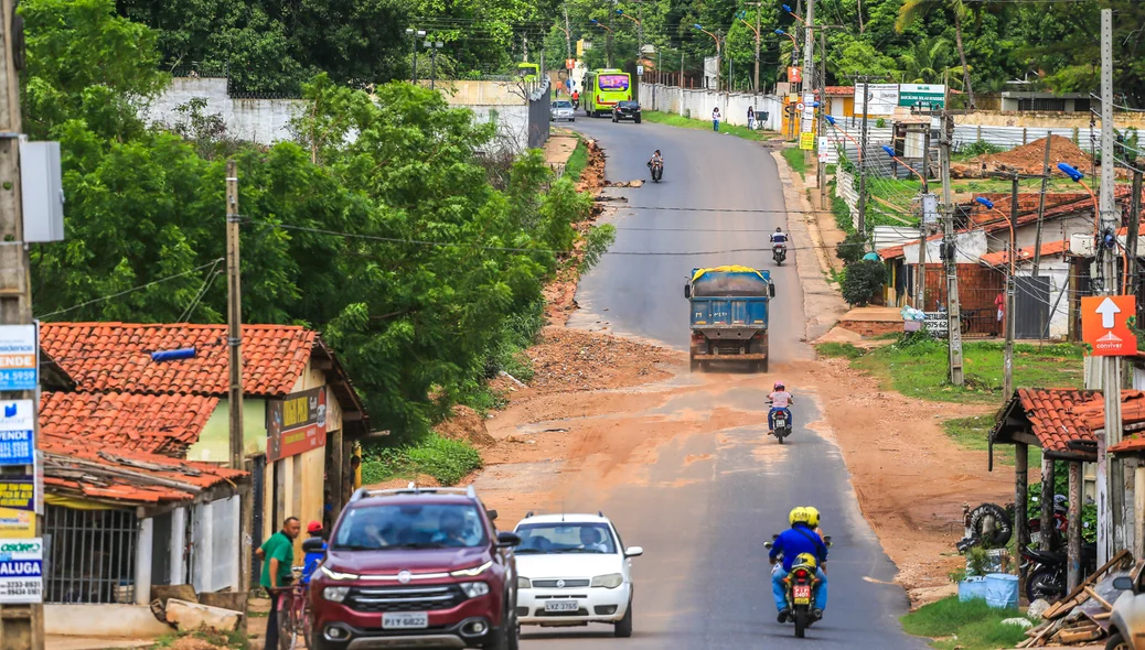 Avenida Josué de Moura Santos no bairro Pedra Mole