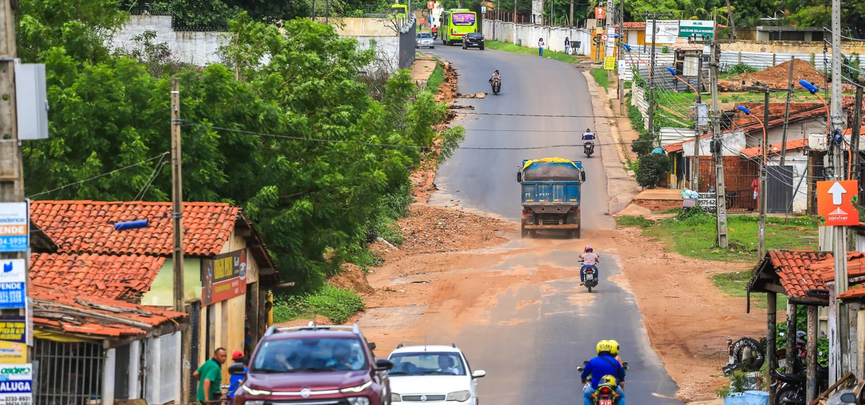 Avenida Josué de Moura Santos no bairro Pedra Mole