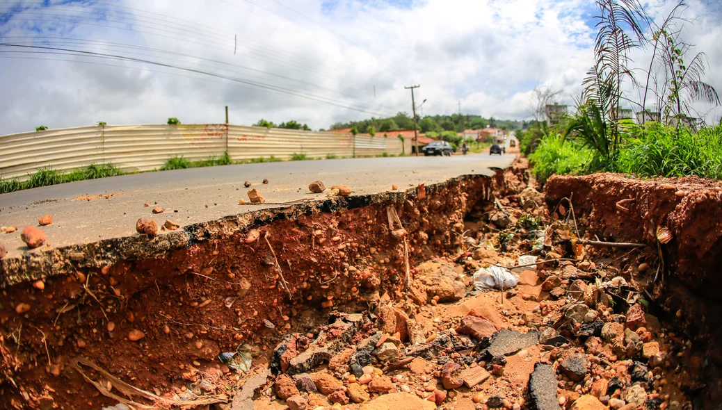 Buraco na avenida Josué de Moura Santos