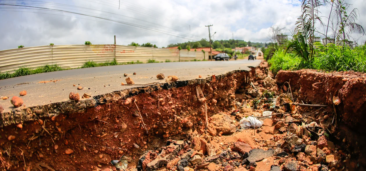 Buraco na avenida Josué de Moura Santos