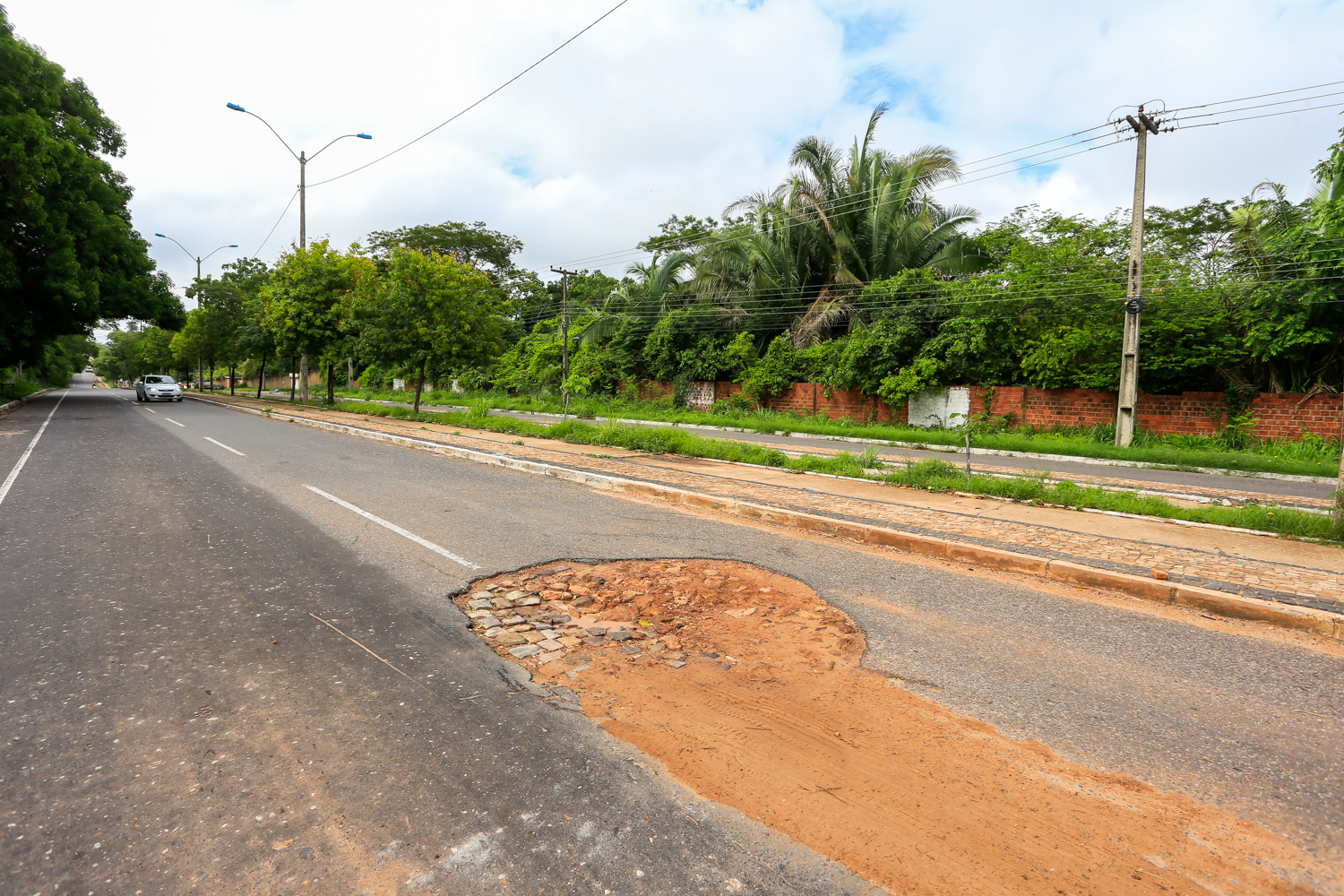Buraco na avenida Presidente Kennedy