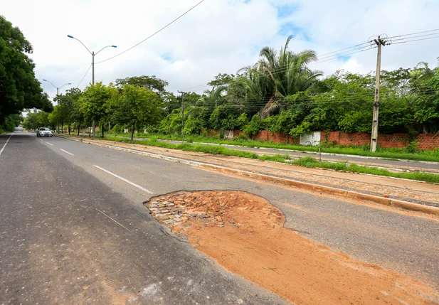 Buraco na avenida Presidente Kennedy
