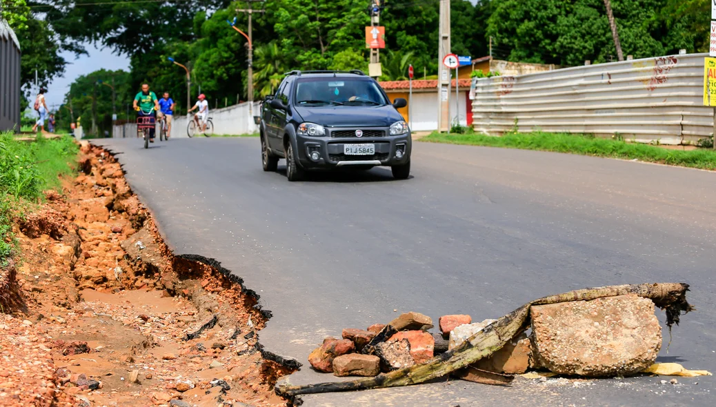 Buracos na avenida Josué de Moura Santos 