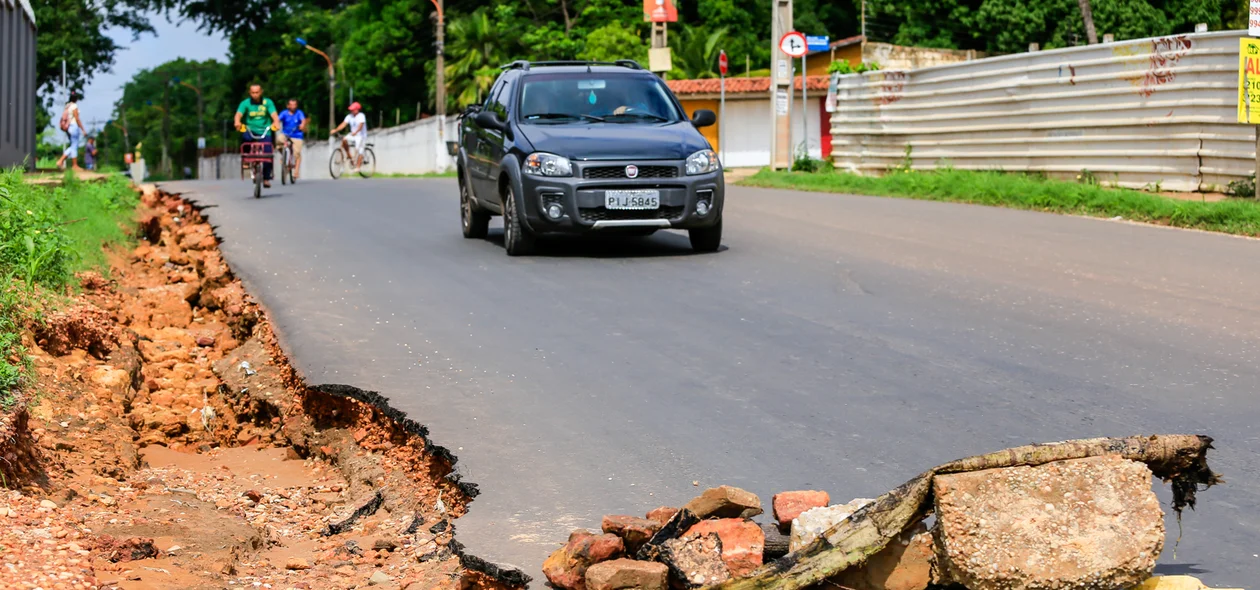 Buracos na avenida Josué de Moura Santos 