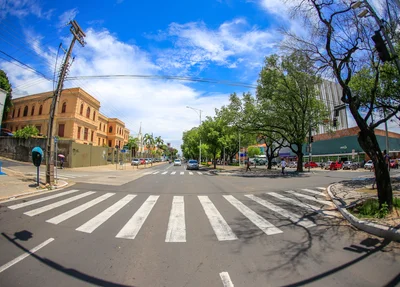 Faixa de pedestre na avenida Frei Serafim