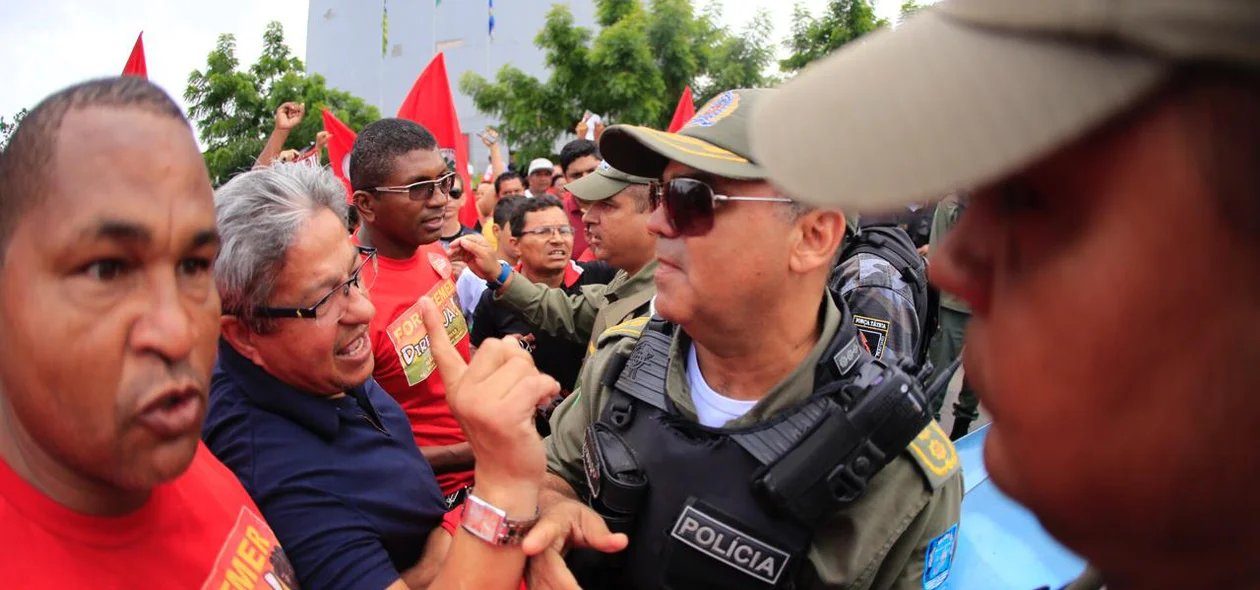 O ex-vereador Gilberto Paixão participou do ato e discutiu com policiais