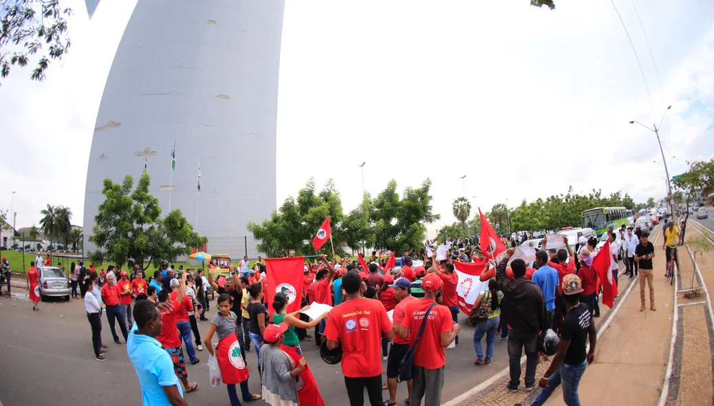 Manifestação na avenida Miguel Rosa contra a condenação de Lula