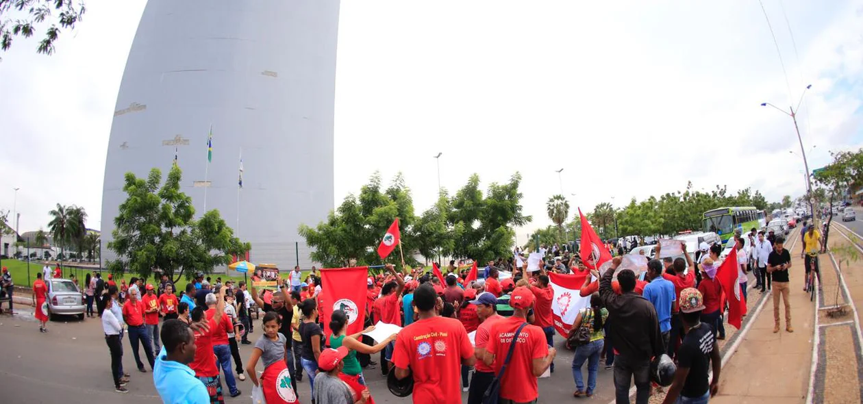 Manifestação na avenida Miguel Rosa contra a condenação de Lula