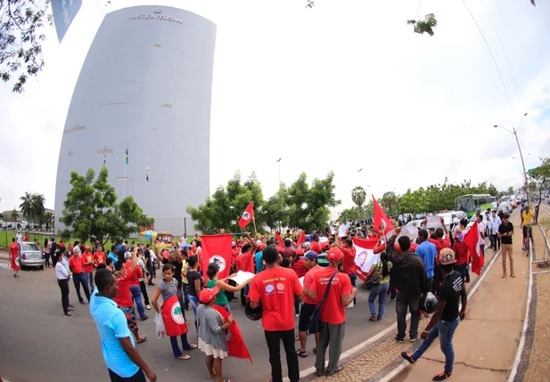 Manifestação na avenida Miguel Rosa contra a condenação de Lula