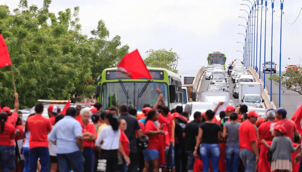 Manifestantes interditando o elevado da Miguel Rosa em manifestação a favor de Lula