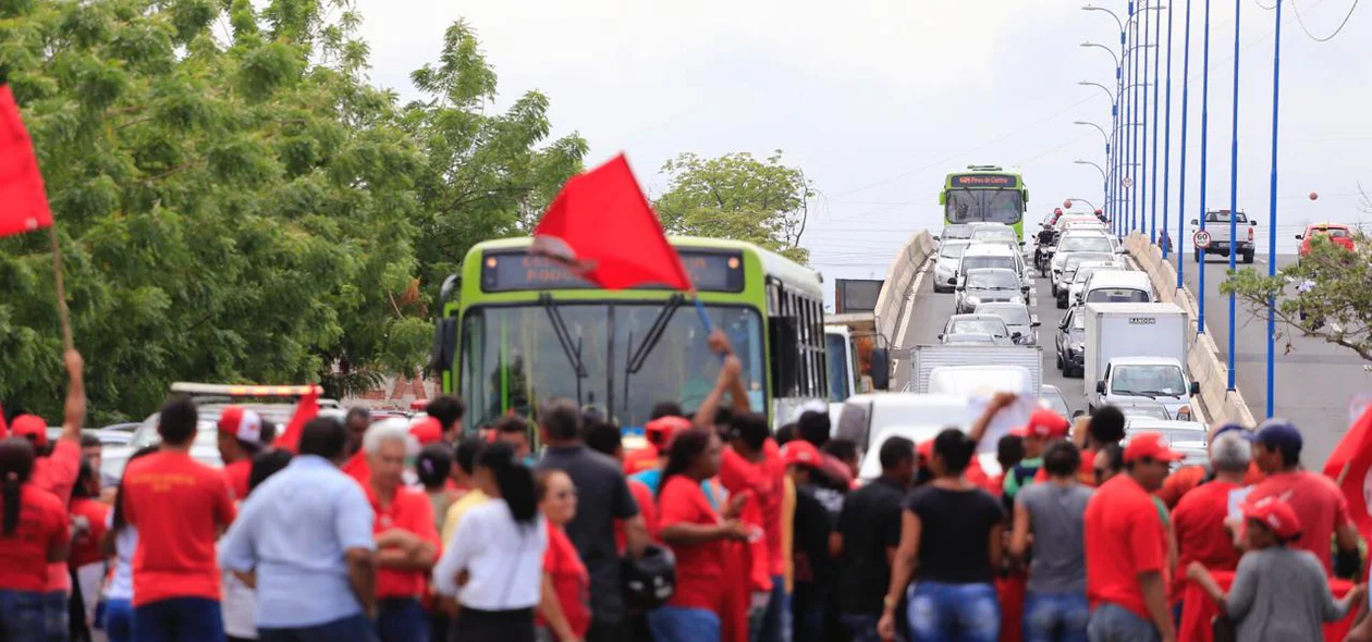 Manifestantes interditando o elevado da Miguel Rosa em manifestação a favor de Lula