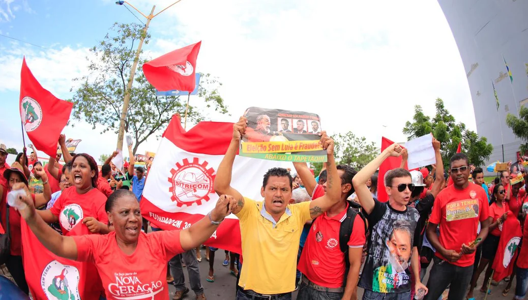 Manifestantes levantando bandeiras a favor de Lula na avenida Miguel Rosa