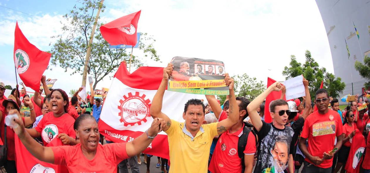 Manifestantes levantando bandeiras a favor de Lula na avenida Miguel Rosa