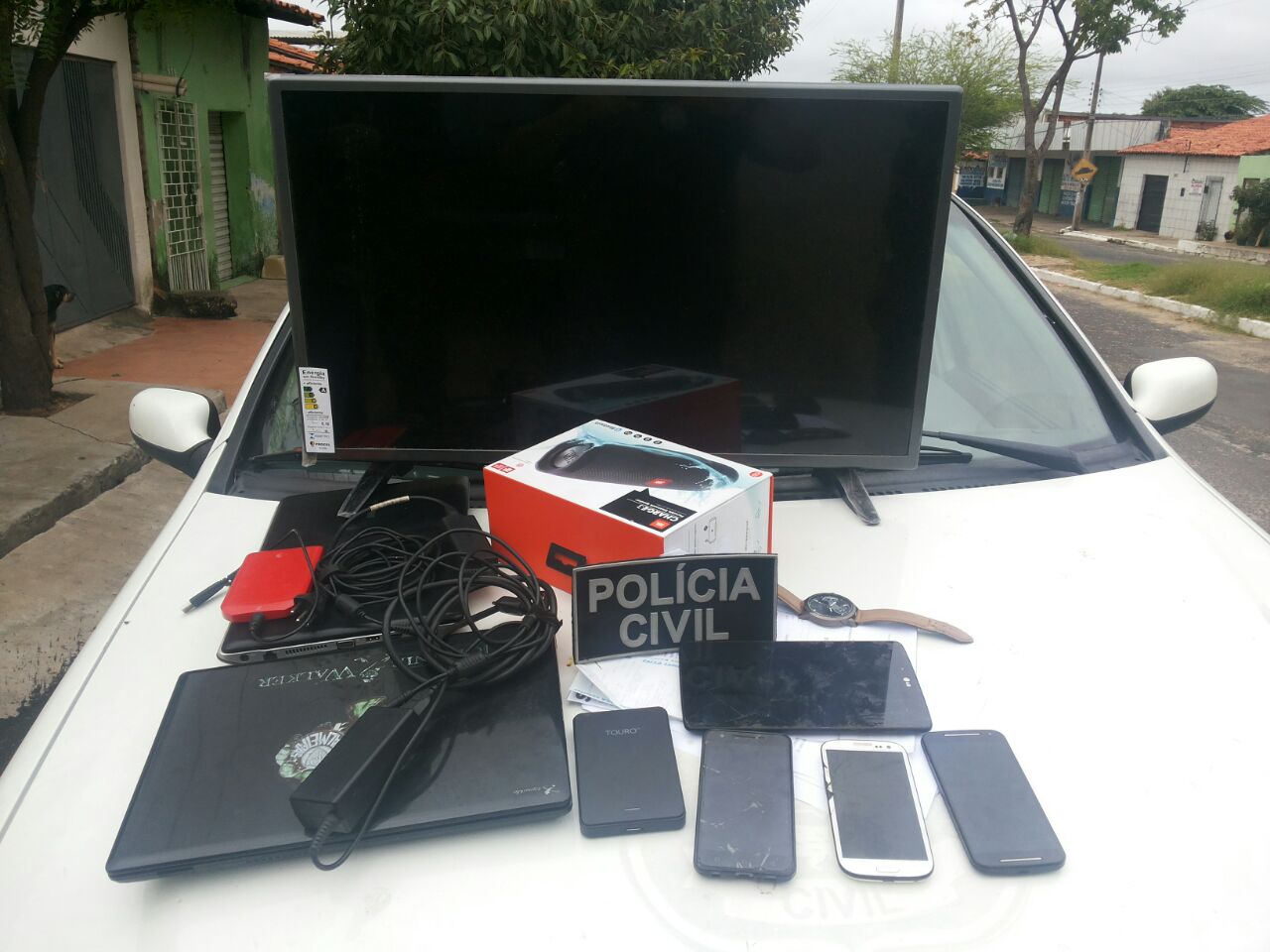 Material apreendido pelos policias
