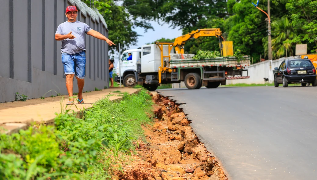 Morador criticando buraco na via