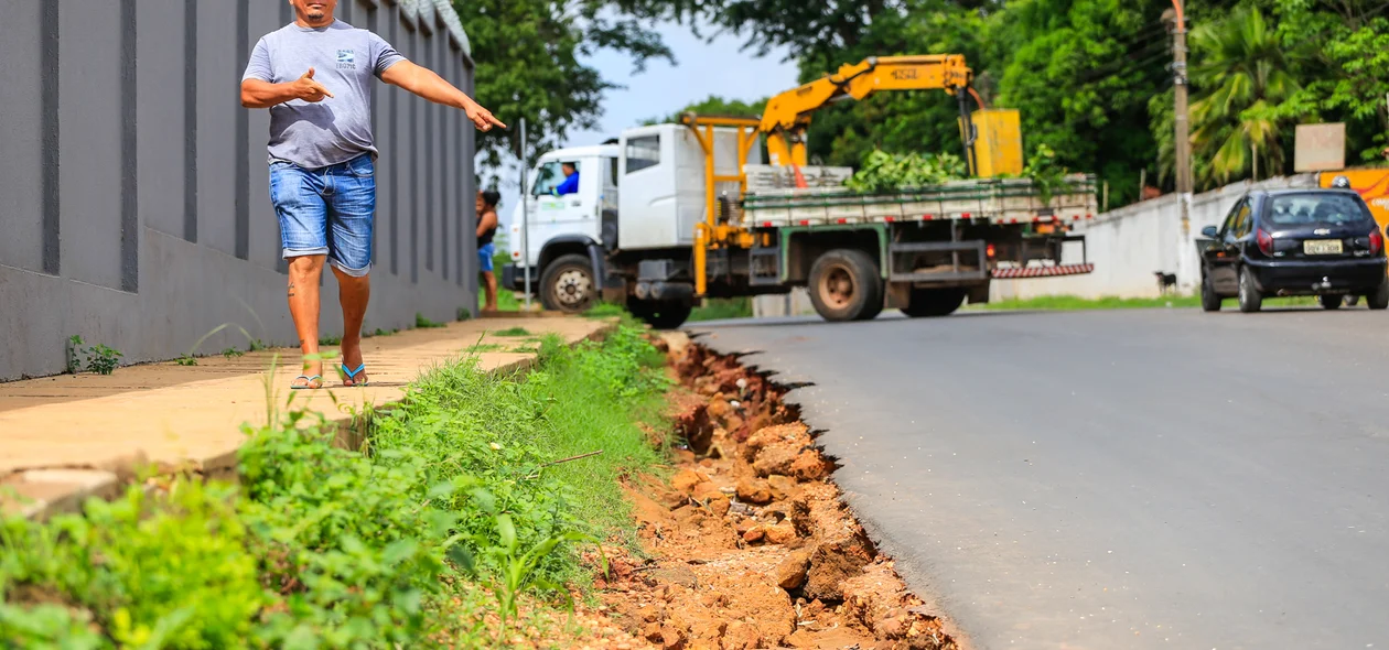 Morador criticando buraco na via