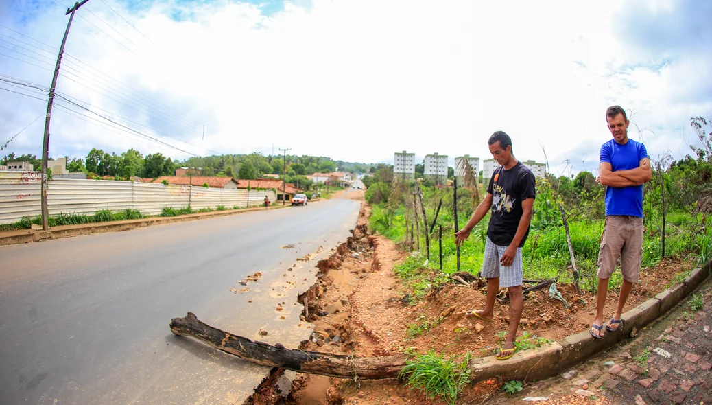 Moradores interditando trecho com buraco